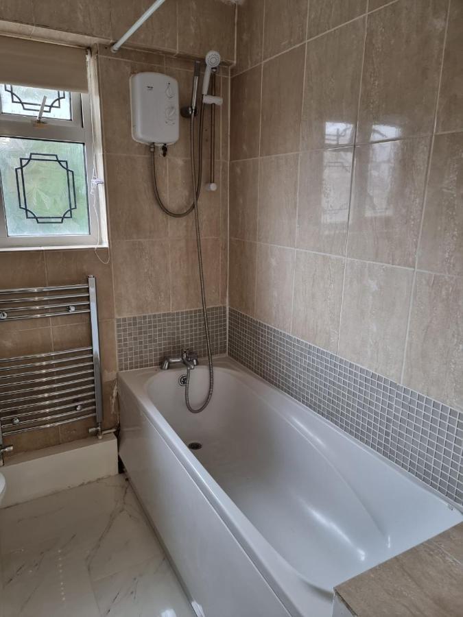 Crane Home In Dagenham With Free Wi Fi ภายนอก รูปภาพ
