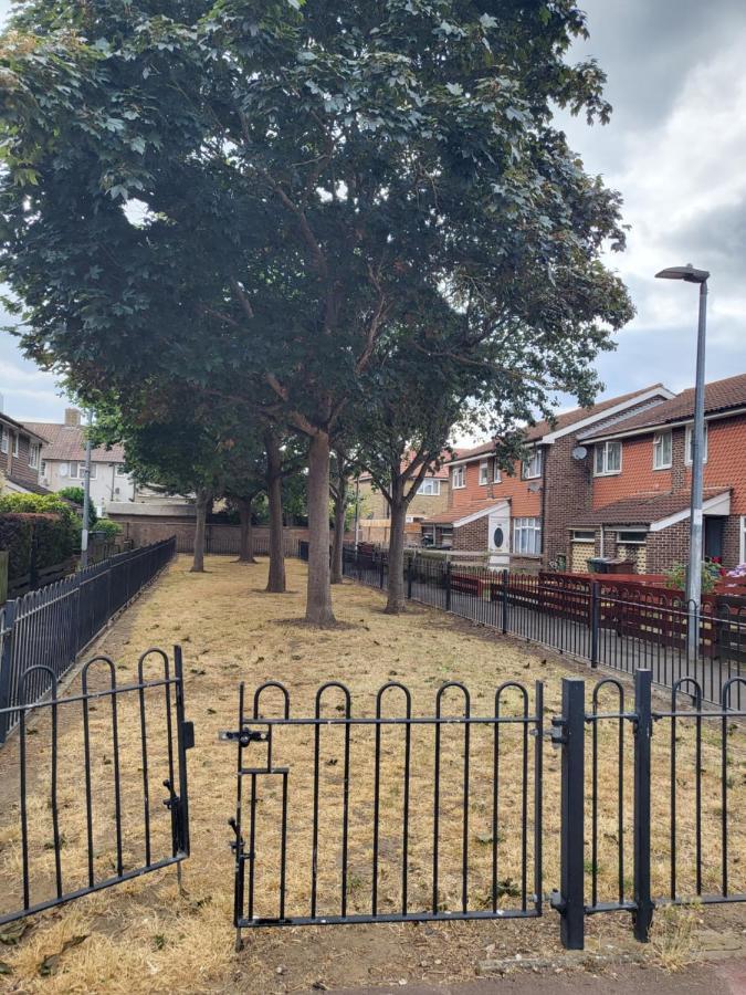 Crane Home In Dagenham With Free Wi Fi ภายนอก รูปภาพ