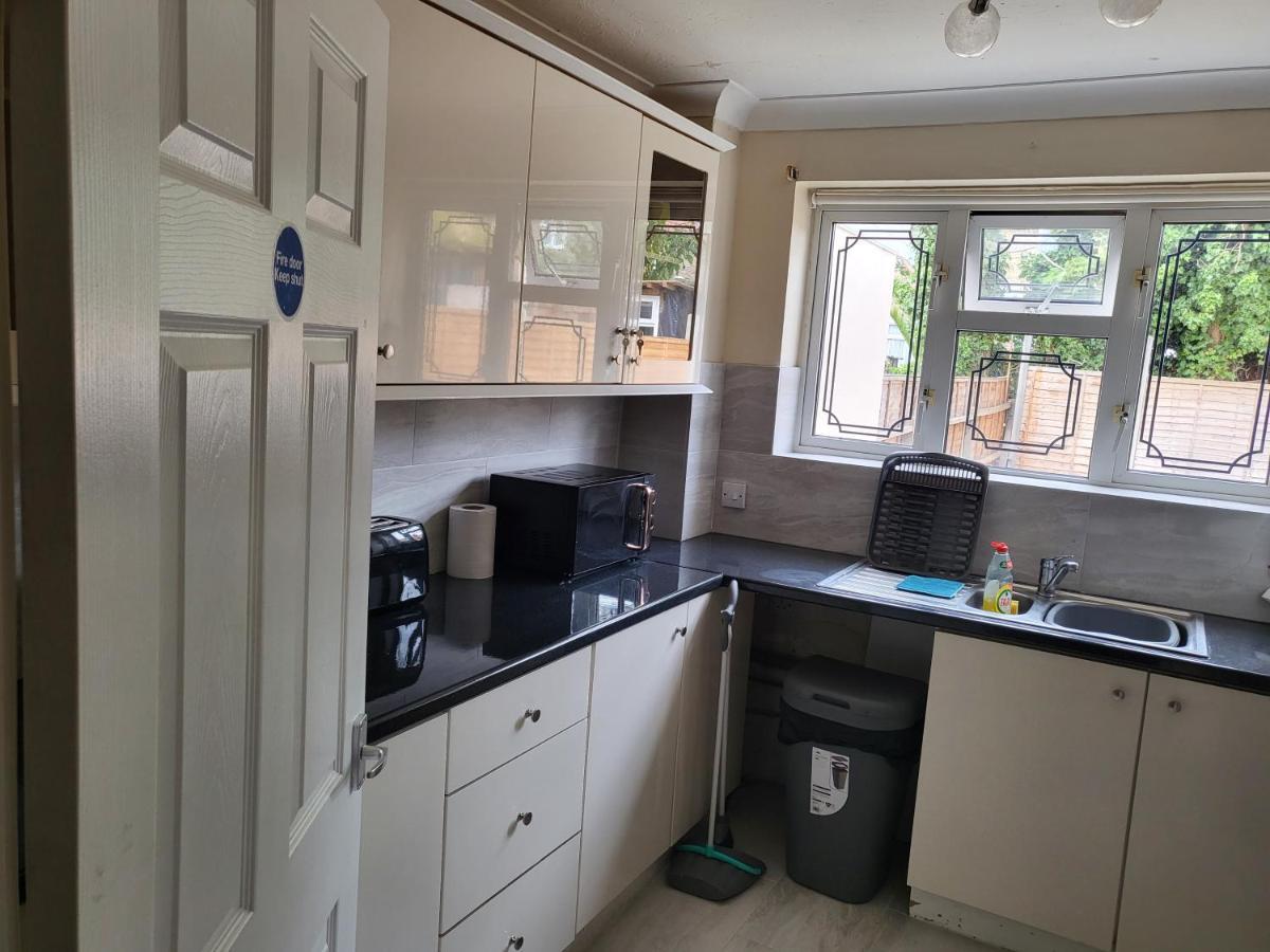Crane Home In Dagenham With Free Wi Fi ภายนอก รูปภาพ