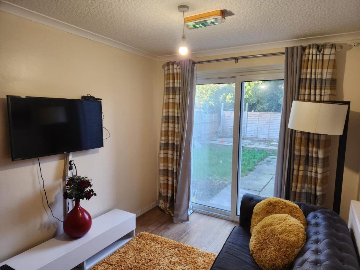 Crane Home In Dagenham With Free Wi Fi ภายนอก รูปภาพ