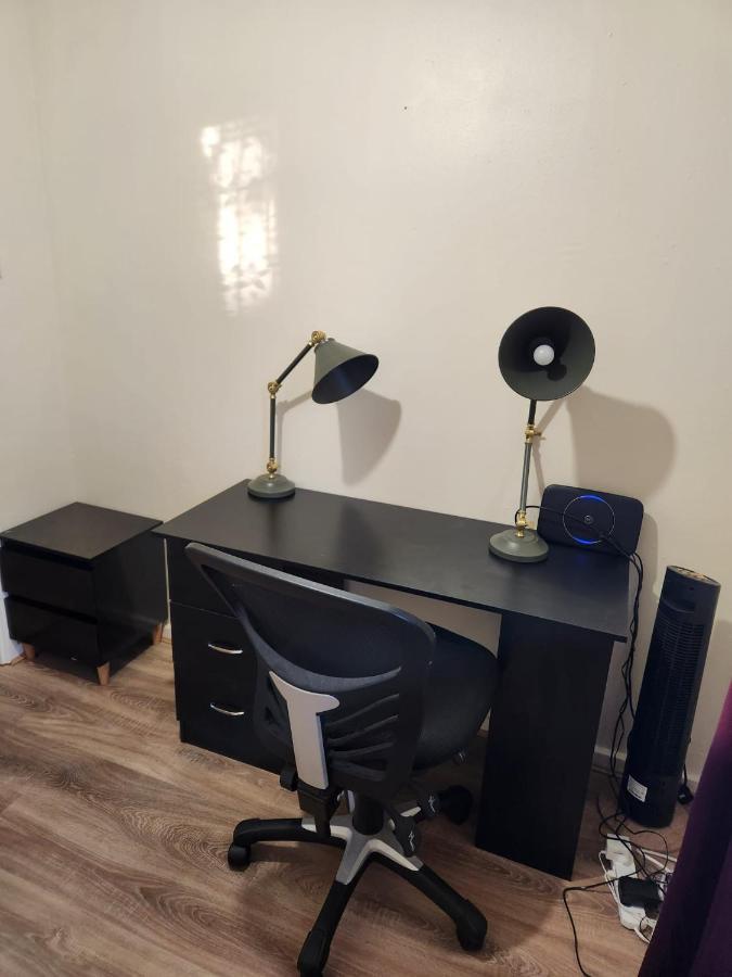 Crane Home In Dagenham With Free Wi Fi ภายนอก รูปภาพ